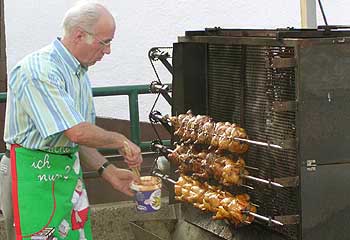 Schallodenbach - Dorffest 2004 H&auml;hnchengrill