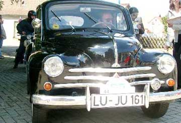 Ein Renault Dauphine in harmonischen Kurven. Die Schallodenbacher Lehrerin "Fr&auml;ulein Knecht" fuhr ihn "in Wei&szlig;" Ende der 50er.