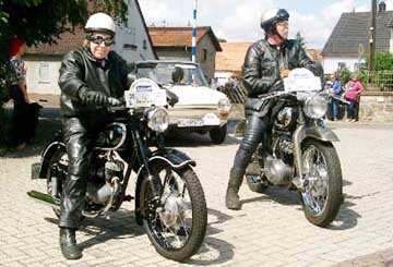 Schallodenbach-Alte Herren auf noch &auml;lteren Maschinen