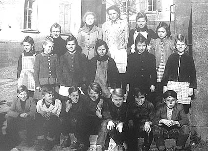 Schulklasse v.l.n.r. stehend: Morgenstern Erika (H&ouml;rhammer), Krapf Anastasia (Pries), Schallmo Liesel (M&uuml;ller), Sch&auml;ffler Anneliese (Walz), Michel Friederike (Stauter), Sch&auml;ffler Inge (Render), Schmidt Edith (Wolf), Mosbach Edith, Fernes Leni, Michel Helga, Kaufmann Irma (Welle)
