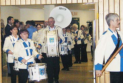 Einzug des Musik-Clubs Schallodenbach in die vollbesetzte Sickingerhalle