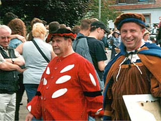 B&uuml;rgermeister Hans michel beim Schallodenbacher Kerweumzug 2002