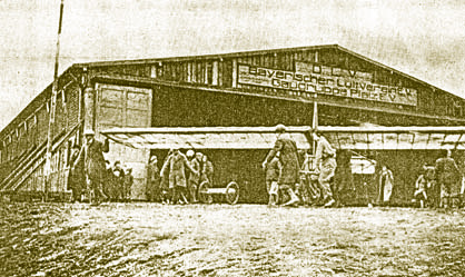 Der Z�gling wird aus der Halle auf dem 