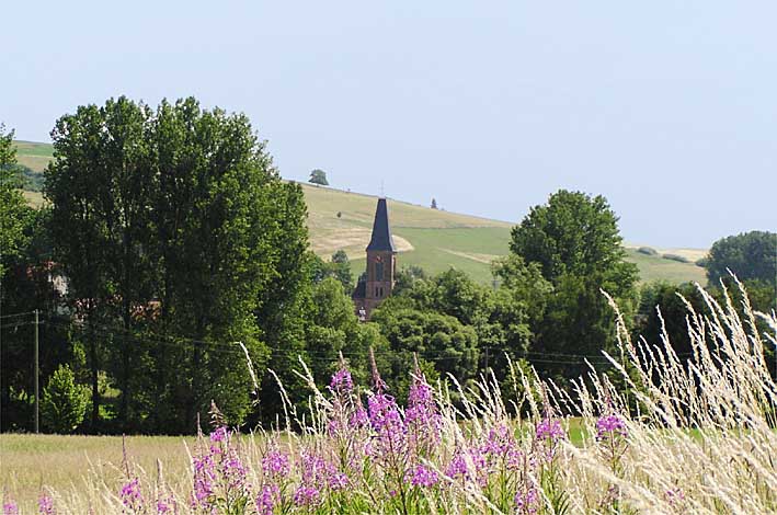 Blick auf unsere Kirche&nbsp; und den Wickelberg vom "Hahnbacher Weg" aus