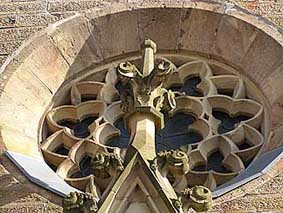 Schallodenbach, St. Laurentiuskirche - Rosette &uuml;ber dem Eingangsportal 