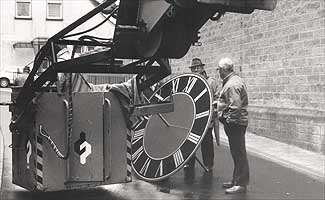 Schallodenbach, St. Laurentiuskirche - die Ziffernbl&auml;tter werden erneuert.