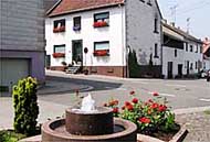 Der Dorfbrunnen Ecke Hintergasse-Gro&szlig;e Gasse