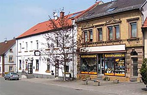 Die ehemalige Gastst&auml;tte "Sickinger Hof" - fr�her Gastst�tte Dohm und rechts davon das ehemalige VIVO-L&auml;dchen "Christ", indem sich zur Zeit der Aufnahme das Schallodenbacher Esoterikl&auml;dchen befand.