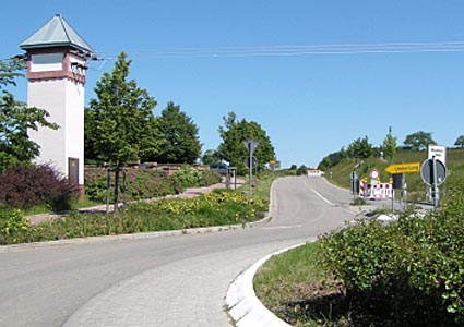 Kreisverkehr und Transformatorenh&auml;uschen am Schallodenbacher Friedhof